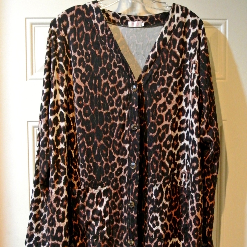 WOMENS 2XL CHEETAH BUTTON FRONT CARDIGAN WITH POCKETS